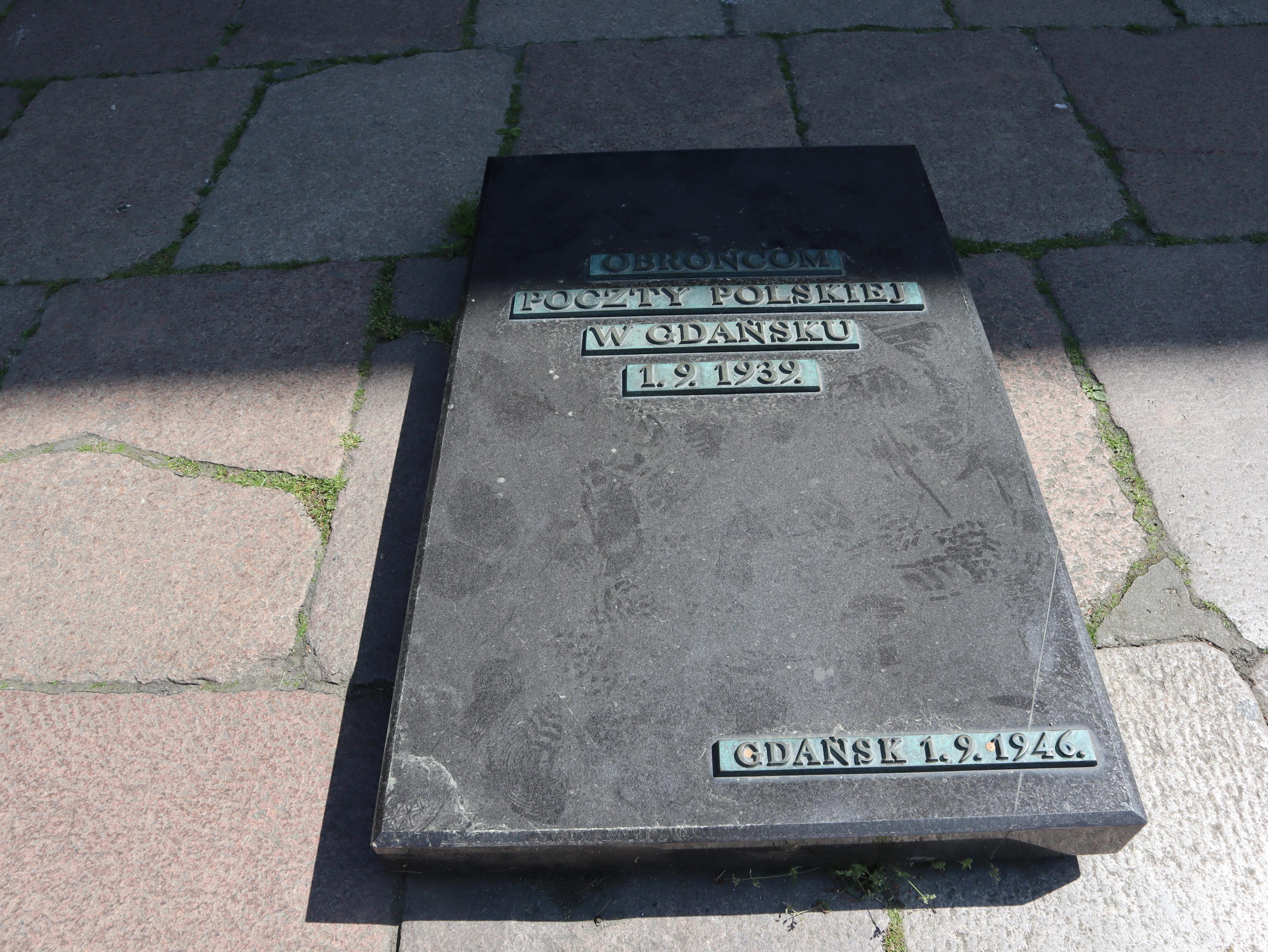 Plate commemorating the struggle of the postal workers 2